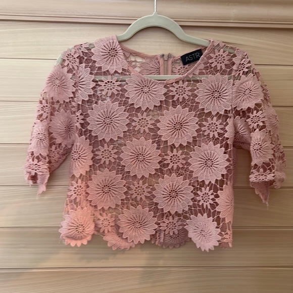 Astr Tops - ASTR Cropped Crochet Top- medium
